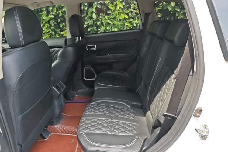 Used Mitsubishi Outlander 2020 2.0L Two-Wheel Drive Comfort Edition 7-Seater Left Rear Seat
