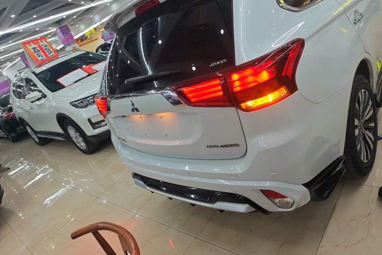 Used Mitsubishi Outlander 2020 2.4L 4x4 Zhi Xiang Edition 5 Seats Rear
