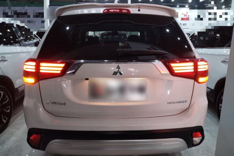 Used Mitsubishi Outlander 2020 2.4L 4x4 Zhi Xiang Edition 5 Seats Rear