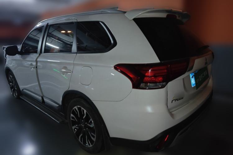Used Mitsubishi Outlander 2020 2.0L Two-Wheel Drive Comfort Edition 7-Seater Rear Left 45 Deg