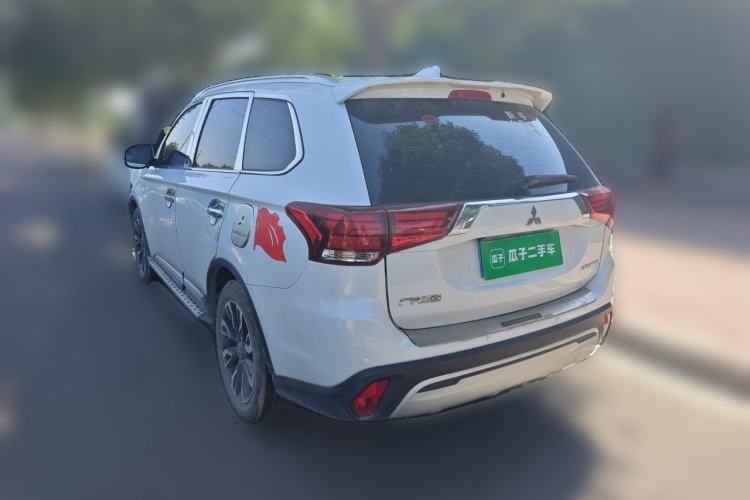 Used Mitsubishi Outlander 2020 2.0L Two-Wheel Drive Comfort Edition 7-Seater Rear Left 45 Deg
