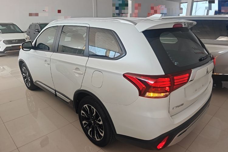 Used Mitsubishi Outlander 2020 2.0L Two-Wheel Drive Comfort Edition 7-Seater Rear Left 45 Deg
