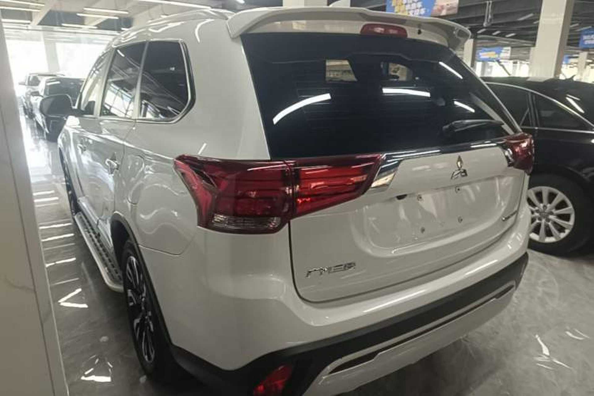 Used Mitsubishi Outlander 2020 2.0L Two-Wheel Drive Comfort Edition 7-Seater Rear Left 45 Deg