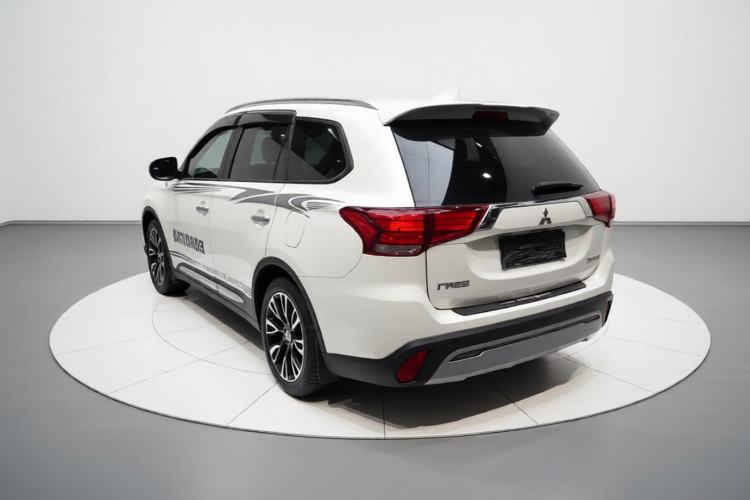 Used Mitsubishi Outlander 2020 2.0L Two-Wheel Drive Enjoyment Version 5 Seats Rear Left 45 Deg