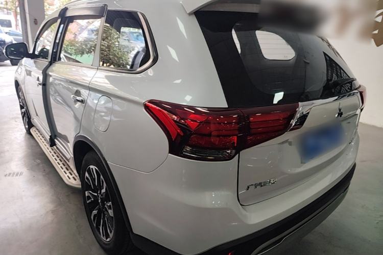 Used Mitsubishi Outlander 2020 2.0L Two-Wheel Drive Comfort Edition 7-Seater Rear Left 45 Deg