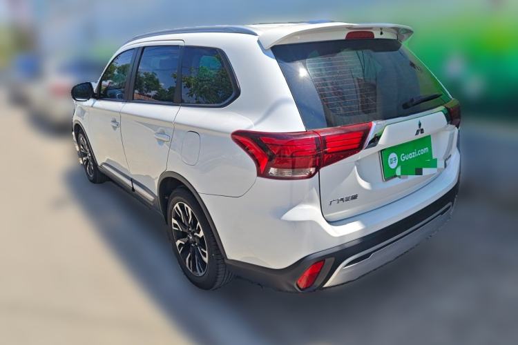 Used Mitsubishi Outlander 2020 2.0L Two-Wheel Drive Comfort Edition 7-Seater Rear Left 45 Deg