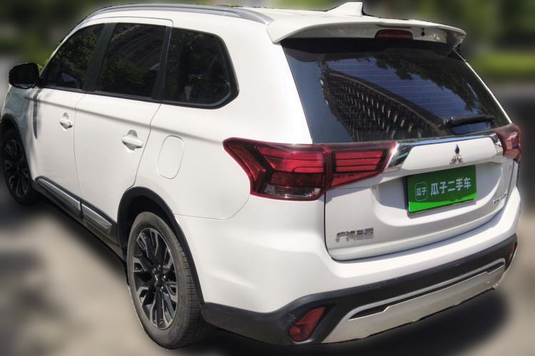 Used Mitsubishi Outlander 2020 2.0L Two-Wheel Drive Comfort Edition 7-Seater Rear Left 45 Deg