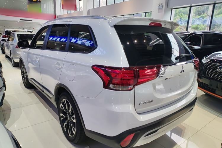Used Mitsubishi Outlander 2020 2.0L Two-Wheel Drive Comfort Edition 7-Seater Rear Left 45 Deg