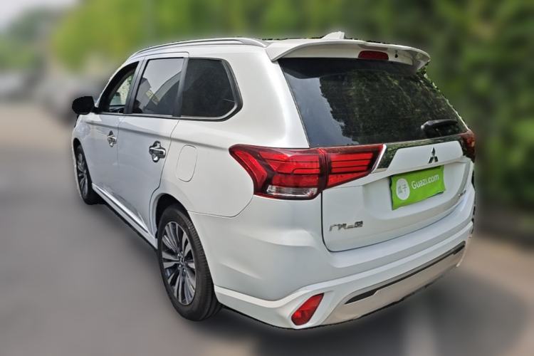 Used Mitsubishi Outlander 2020 2.0L Two-Wheel Drive Comfort Edition 7-Seater Rear Left 45 Deg