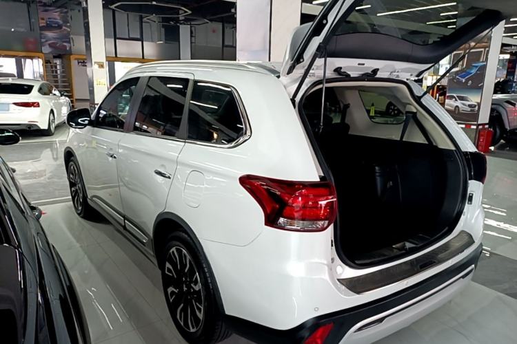 Used Mitsubishi Outlander 2020 2.4L 4x4 Zhi Xiang Edition 7-Seater Rear Left 45 Deg