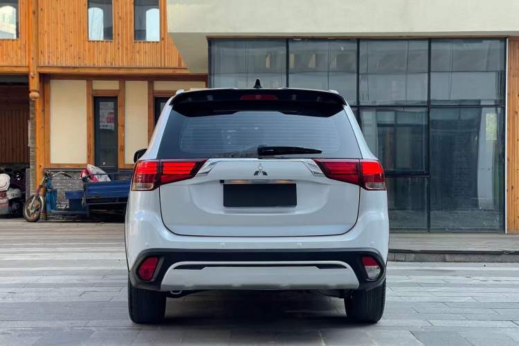 Used Mitsubishi Outlander 2020 2.0L Two-Wheel Drive Enjoyment Version 5 Seats Rear
