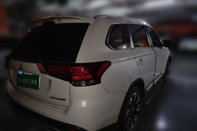 Used Mitsubishi Outlander 2020 2.0L Two-Wheel Drive Comfort Edition 7-Seater Rear Right 45 Deg