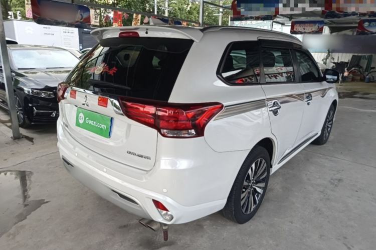 Used Mitsubishi Outlander 2020 2.0L Two-Wheel Drive Comfort Edition 7-Seater Rear Right 45 Deg