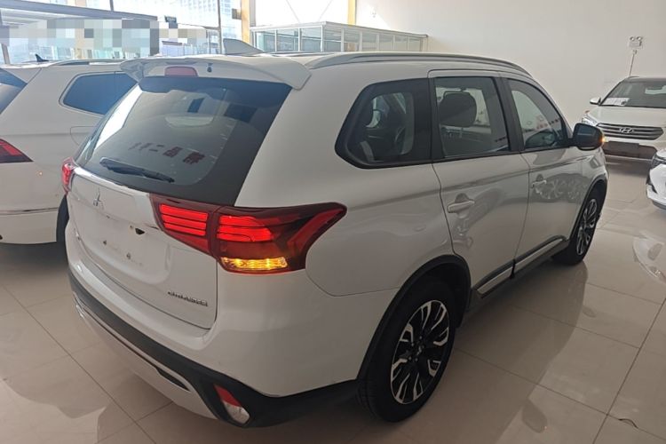 Used Mitsubishi Outlander 2020 2.0L Two-Wheel Drive Comfort Edition 7-Seater Rear Right 45 Deg