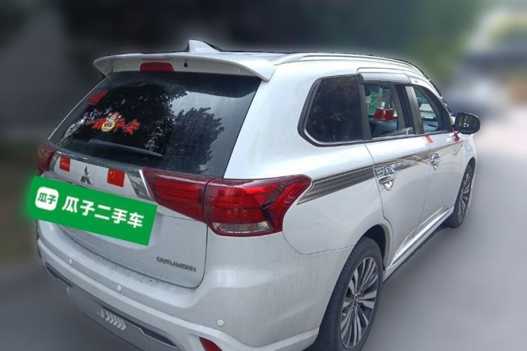 Used Mitsubishi Outlander 2020 2.0L Two-Wheel Drive Comfort Edition 7-Seater Rear Right 45 Deg