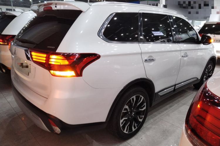 Used Mitsubishi Outlander 2020 2.4L 4x4 Zhi Xiang Edition 5 Seats Rear Right 45 Deg
