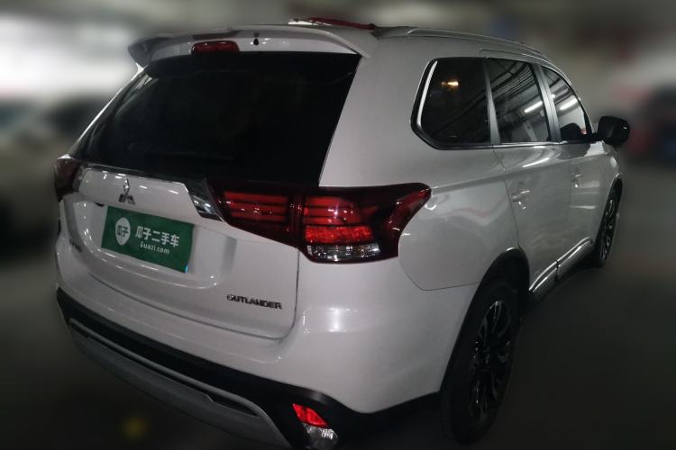 Used Mitsubishi Outlander 2020 2.0L Two-Wheel Drive Comfort Edition 7-Seater Rear Right 45 Deg