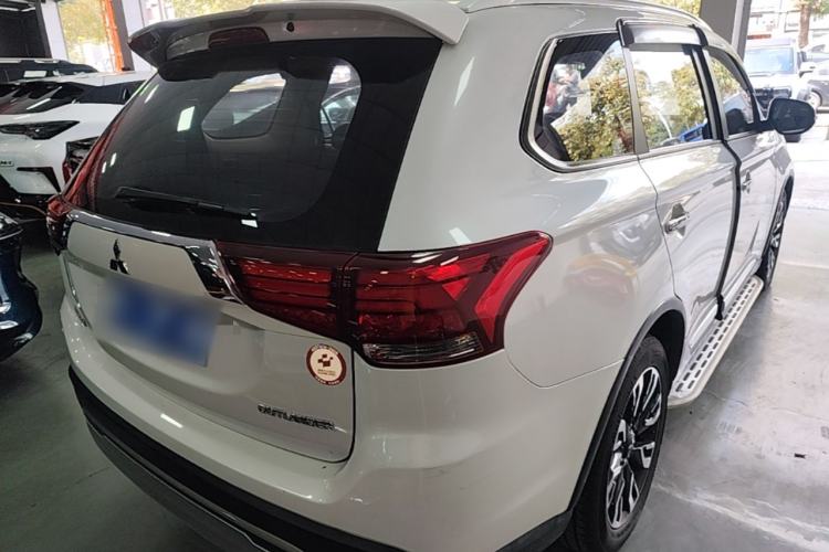 Used Mitsubishi Outlander 2020 2.0L Two-Wheel Drive Comfort Edition 7-Seater Rear Right 45 Deg