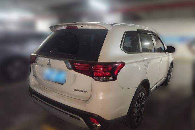Used Mitsubishi Outlander 2020 2.0L Two-Wheel Drive Comfort Edition 7-Seater Rear Right 45 Deg