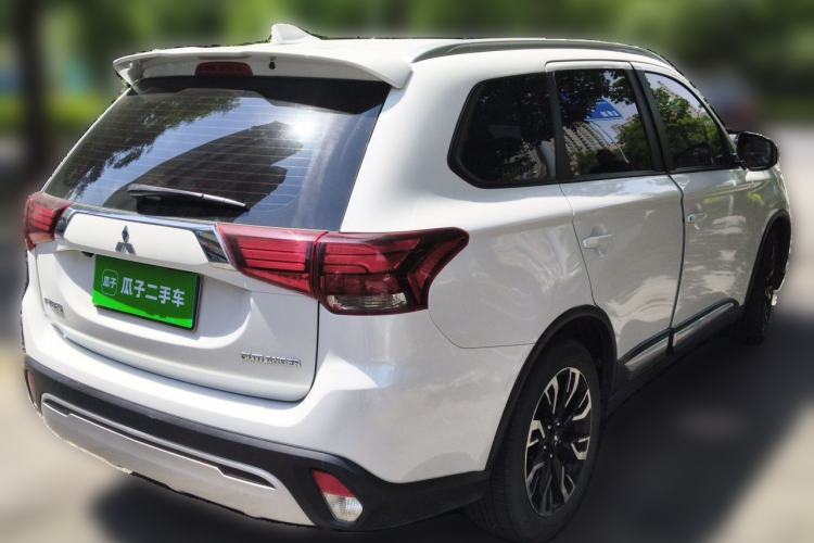 Used Mitsubishi Outlander 2020 2.0L Two-Wheel Drive Comfort Edition 7-Seater Rear Right 45 Deg