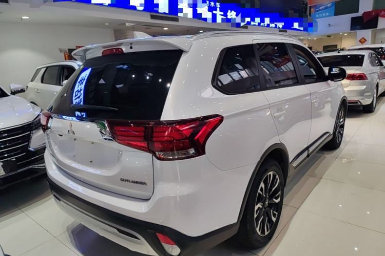 Used Mitsubishi Outlander 2020 2.0L Two-Wheel Drive Comfort Edition 7-Seater Rear Right 45 Deg