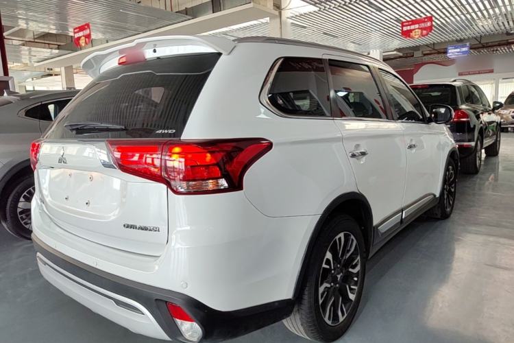 Used Mitsubishi Outlander 2020 2.4L 4x4 Zhi Xiang Edition 7-Seater Rear Right 45 Deg