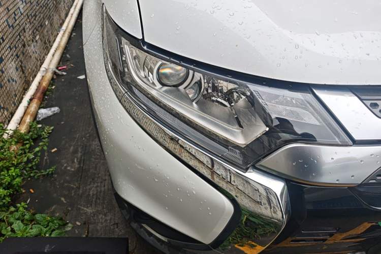 Used Mitsubishi Outlander 2020 2.0L Two-Wheel Drive Comfort Edition 5 Seats Right Front Headlight