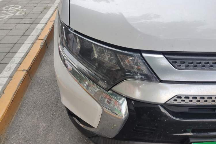 Used Mitsubishi Outlander 2020 2.4L 4x4 Zhi Xiang Edition 5 Seats Right Front Headlight