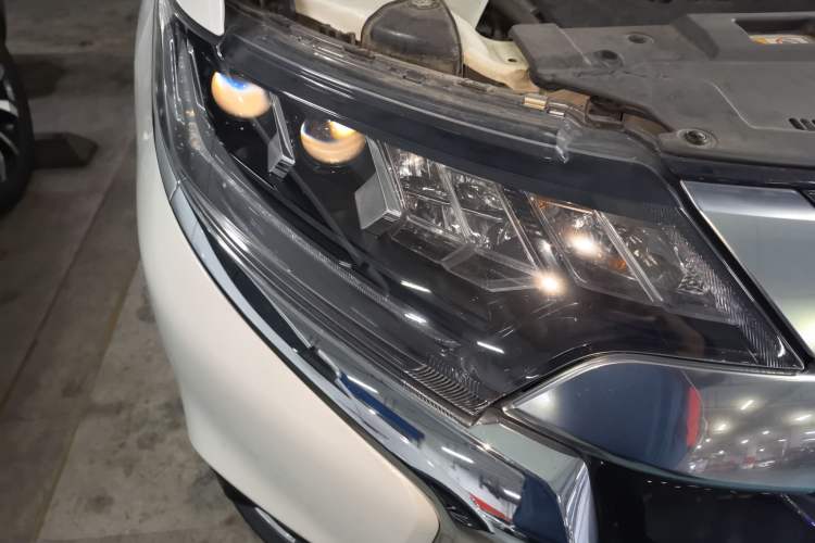 Used Mitsubishi Outlander 2020 2.4L 4x4 Zhi Xiang Edition 5 Seats Right Front Headlight