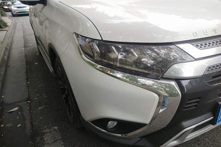 Used Mitsubishi Outlander 2020 2.4L 4x4 Zhi Xiang Edition 7-Seater Right Front Headlight