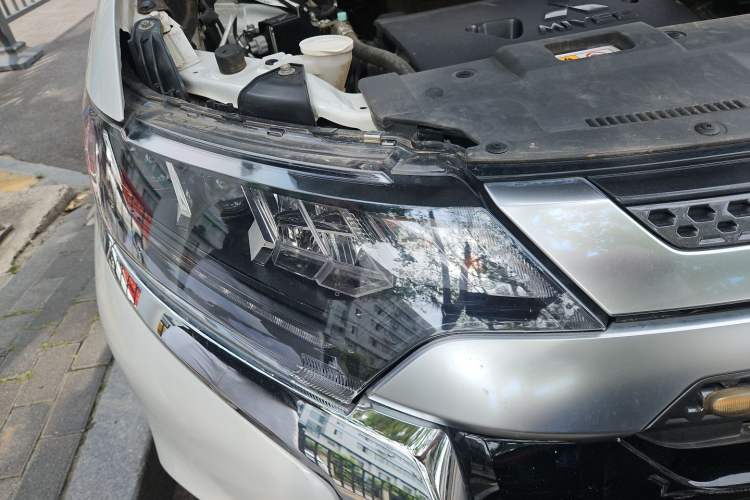 Used Mitsubishi Outlander 2020 2.4L 4x4 Zhi Xiang Edition 7-Seater Right Front Headlight