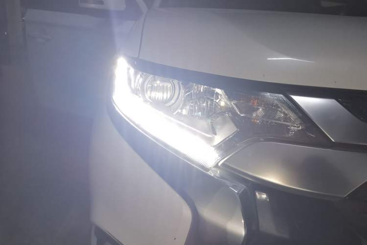 Used Mitsubishi Outlander 2020 2.0L Two-Wheel Drive Comfort Edition 7-Seater Right Front Headlight