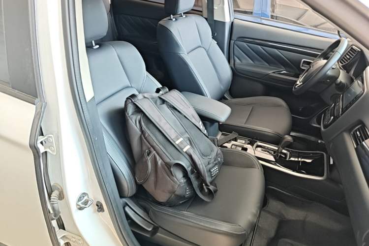 Used Mitsubishi Outlander 2020 2.0L Two-Wheel Drive Enjoyment Version 5 Seats Right Front Seat