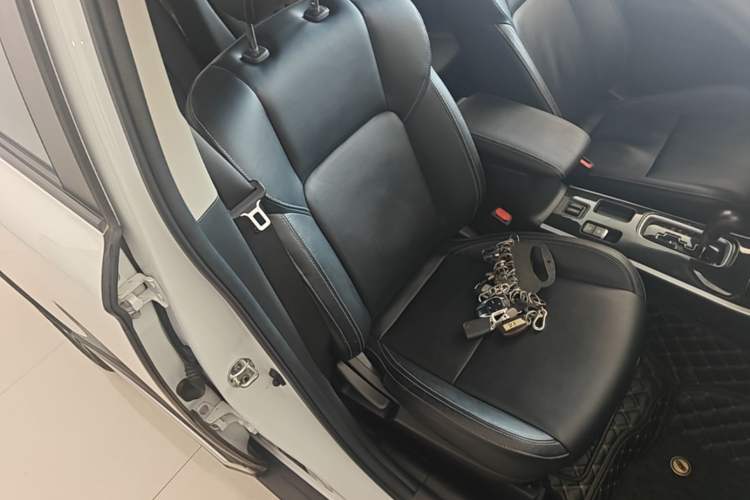 Used Mitsubishi Outlander 2020 2.0L Two-Wheel Drive Comfort Edition 7-Seater Right Front Seat