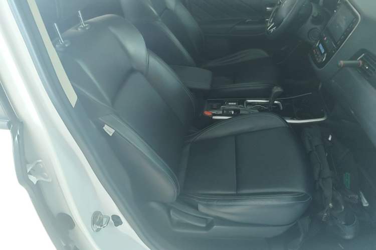 Used Mitsubishi Outlander 2020 2.0L Two-Wheel Drive Enjoyment Version 5 Seats Right Front Seat