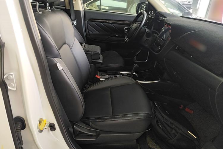 Used Mitsubishi Outlander 2020 2.0L Two-Wheel Drive Comfort Edition 7-Seater Right Front Seat