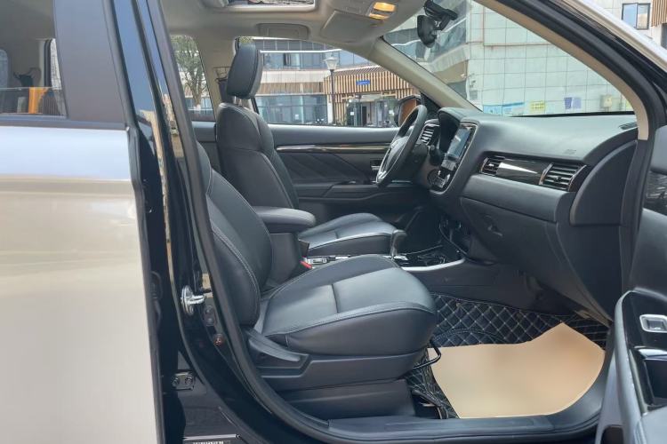 Used Mitsubishi Outlander 2020 2.0L Two-Wheel Drive Enjoyment Version 5 Seats Right Front Seat