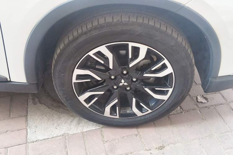 Used Mitsubishi Outlander 2020 2.4L 4x4 Zhi Xiang Edition 5 Seats Right Front Wheel Hub
