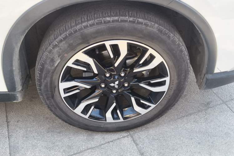 Used Mitsubishi Outlander 2020 2.0L Two-Wheel Drive Enjoyment Version 5 Seats Right Front Wheel Hub