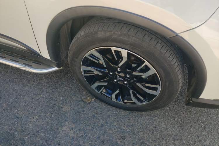 Used Mitsubishi Outlander 2020 2.4L 4x4 Zhi Xiang Edition 7-Seater Right Front Wheel Hub