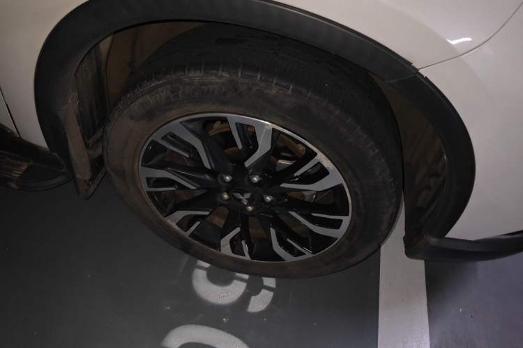 Used Mitsubishi Outlander 2020 2.0L Two-Wheel Drive Comfort Edition 7-Seater Right Front Wheel Hub