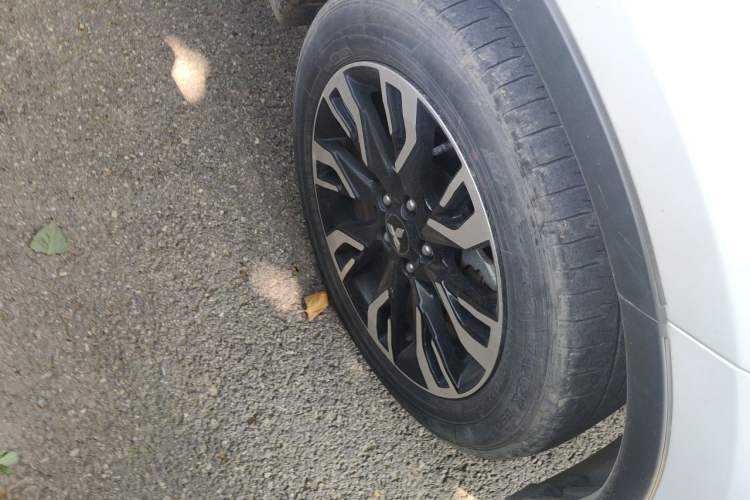 Used Mitsubishi Outlander 2020 2.4L 4x4 Zhi Xiang Edition 5 Seats Right Front Wheel Hub