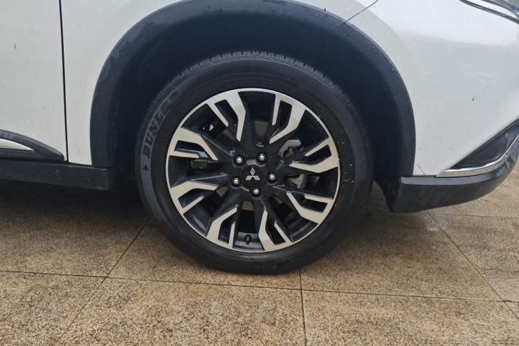 Used Mitsubishi Outlander 2020 2.0L Two-Wheel Drive Enjoyment Version 5 Seats Right Front Wheel Hub