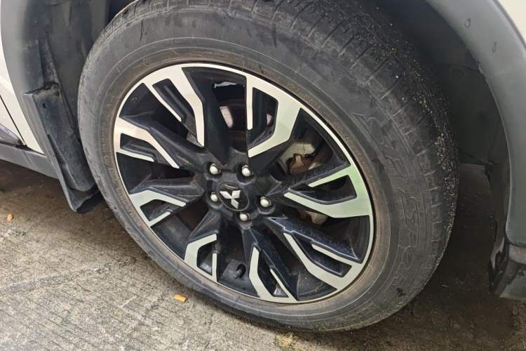 Used Mitsubishi Outlander 2020 2.0L Two-Wheel Drive Comfort Edition 5 Seats Right Front Wheel Hub