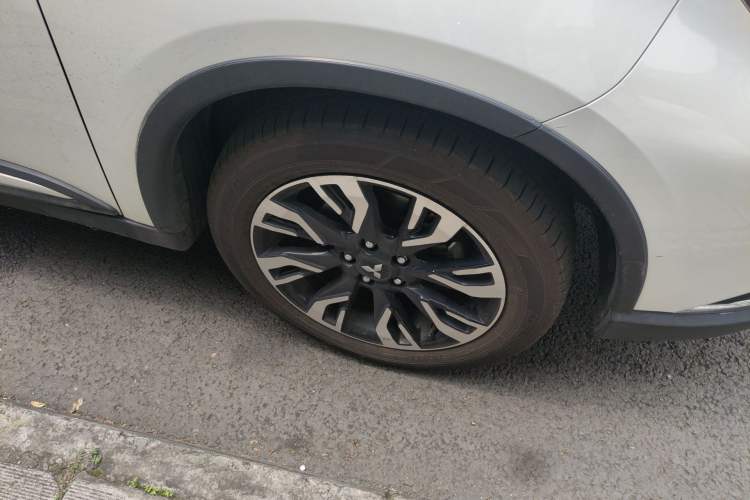 Used Mitsubishi Outlander 2020 2.4L 4x4 Zhi Xiang Edition 5 Seats Right Front Wheel Hub