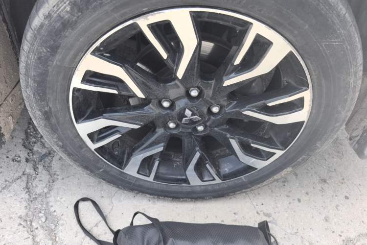 Used Mitsubishi Outlander 2020 2.4L 4x4 Zhi Xiang Edition 5 Seats Right Front Wheel Hub