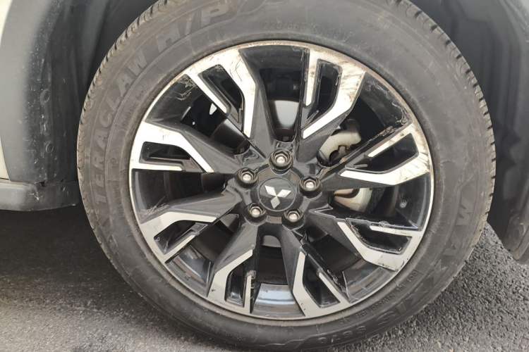 Used Mitsubishi Outlander 2020 2.4L 4x4 Zhi Xiang Edition 5 Seats Right Front Wheel Hub