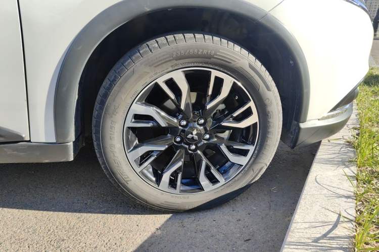 Used Mitsubishi Outlander 2020 2.0L Two-Wheel Drive Comfort Edition 5 Seats Right Front Wheel Hub