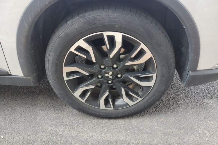 Used Mitsubishi Outlander 2020 2.4L 4x4 Zhi Xiang Edition 5 Seats Right Front Wheel Hub