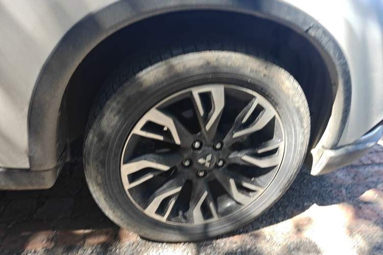 Used Mitsubishi Outlander 2020 2.0L Two-Wheel Drive Enjoyment Version 5 Seats Right Front Wheel Hub